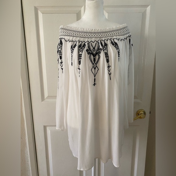 Terre Bleue Tops - Terre Bleue Boho Embroidered Off the Shoulder Blouse women’s Size Large